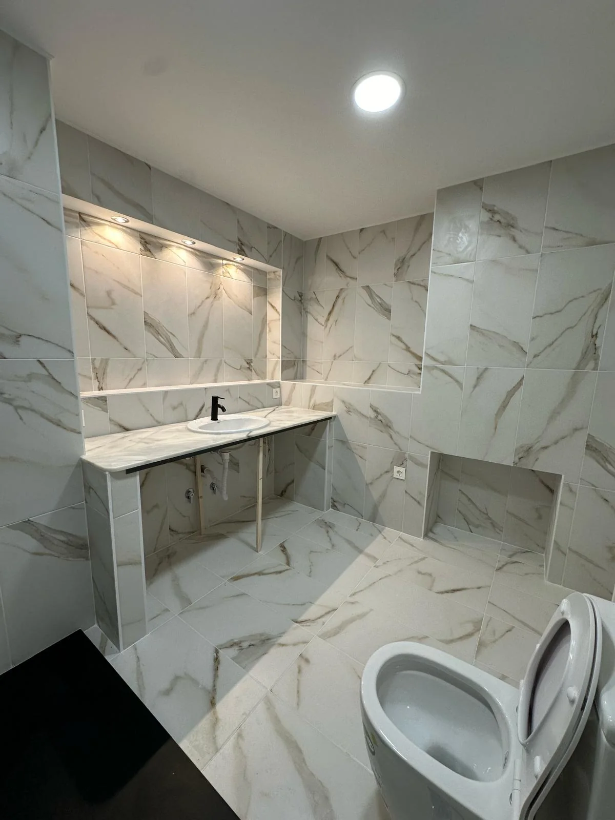 Stone-effect bathroom